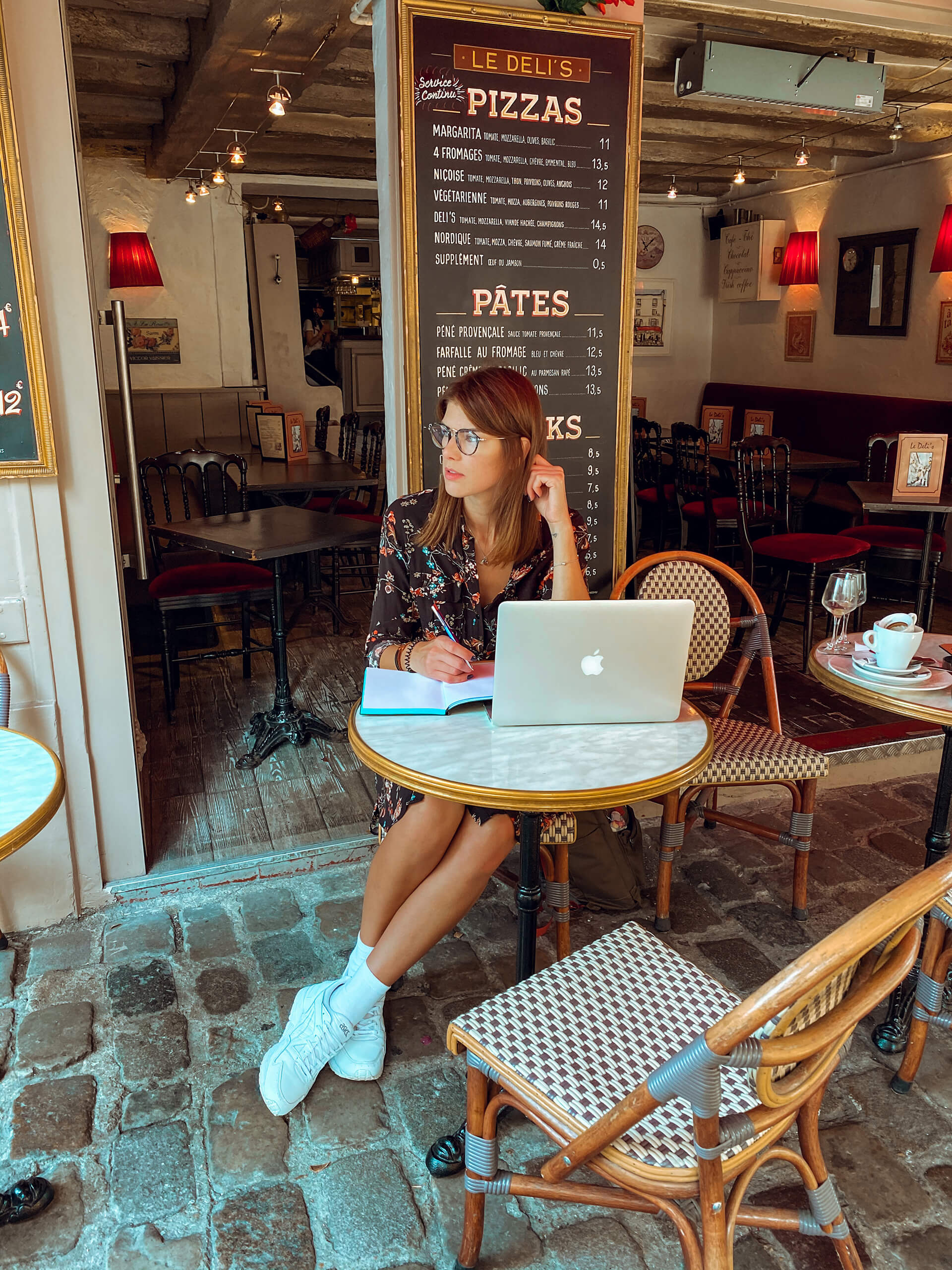 Aleksandra Czerwińska w kawiarni w Paryżu, przygotowująca wykresy z Typem Human Design